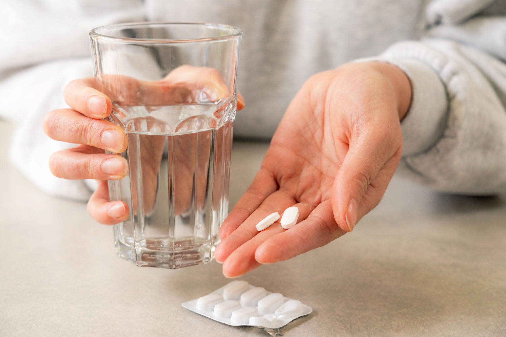 taking paracetamol or ibuprofen pills - prendere pastiglie di paracetamolo o ibuprofene